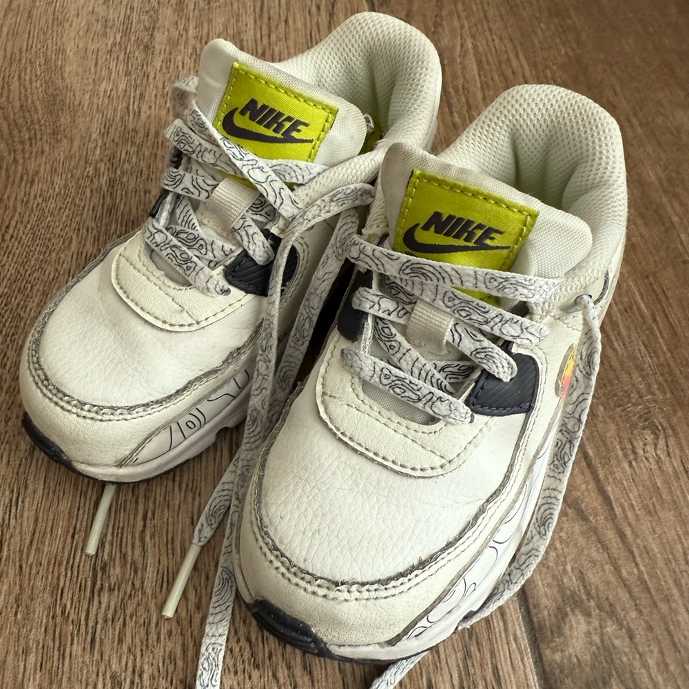 Nike White and Black Sneakers with Air Cushioning